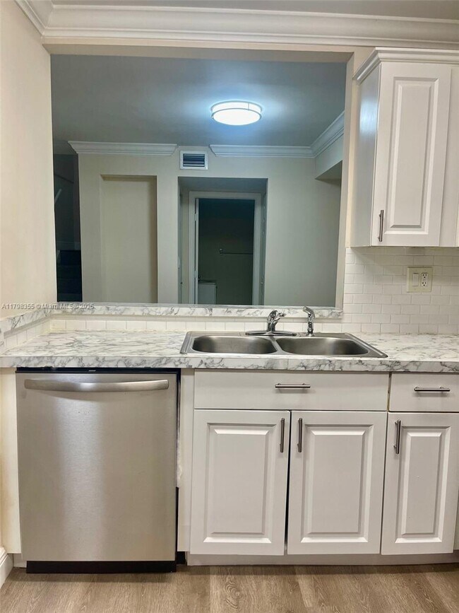 Foto del edificio - 10000 NW 80th Ct