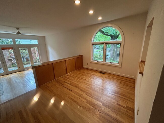 El comedor tiene vistas a la sala de estar. - 407 McCauley St