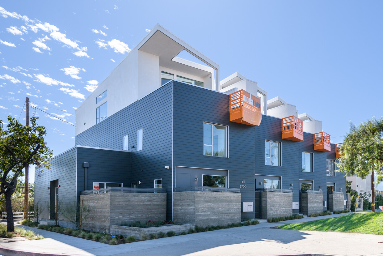 Primary Photo - 3203 S Sherbourne Dr