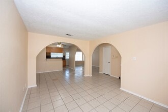 Building Photo - 4843 Beechaven St