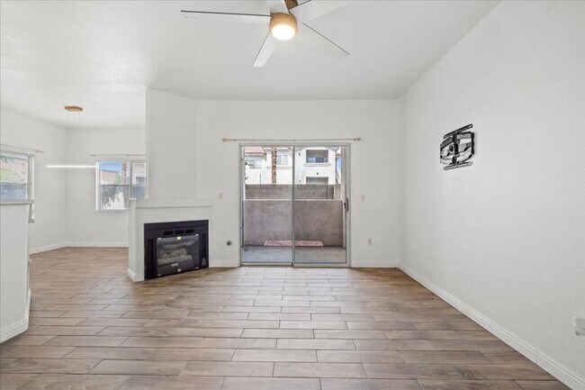 Foto del edificio - Charming 2-Bedroom First Floor Featuring Open Layout, Fireplace, Patio & Community Pool