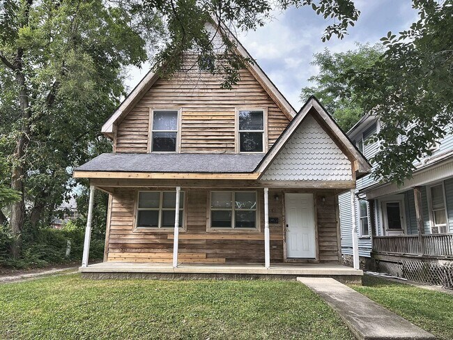 Foto del edificio - 4 Bed / 2 Full Bath Two-Story Home — Covered Front Porch, Detached Garage, Central Air