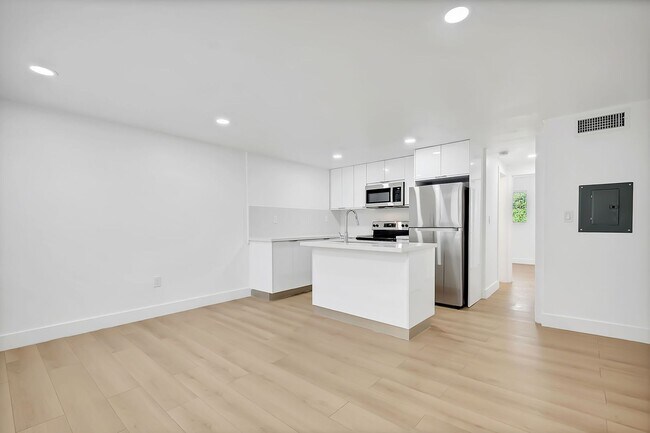 Building Photo - Brand New 2023 Renovated Building! 1 Bd/1 ...