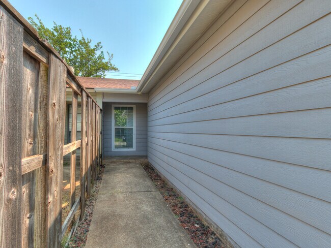 Building Photo - 11402 N Lincoln Blvd