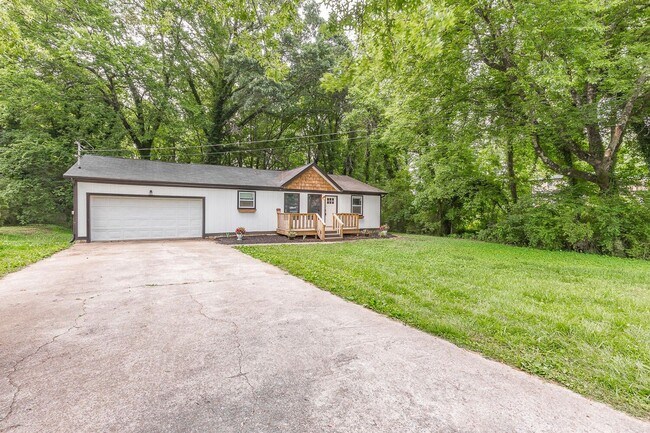 Building Photo - 3 bedroom updated home in a quiet, peaceful setting!