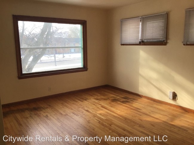 Building Photo - 7108-7110 W Silver Spring Dr
