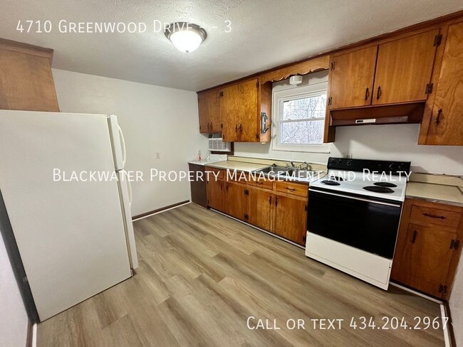 Building Photo - MOVE IN SPECIAL! Half off your first full ...