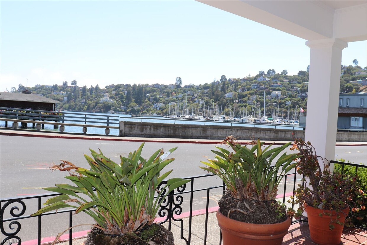 Primary Photo - 1 br, 1 bath 4plex - 7 Beach Road D