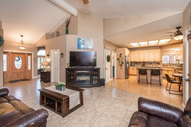 Building Photo - 841 Oak Crest Cir