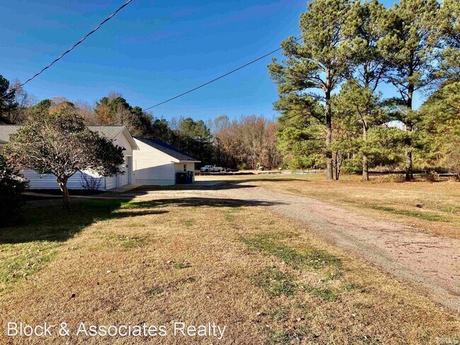 Building Photo - 4 br, 2 bath House - 709 N Main St