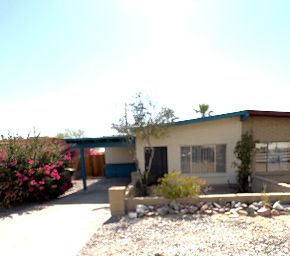 Foto principal - Convenient East side location