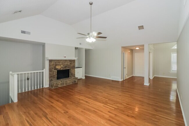 Building Photo - 2224 Burlingate Dr