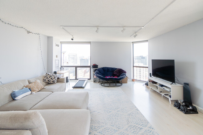 Foto del edificio - 70 W Huron St