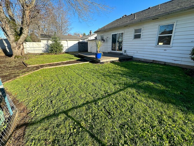 Foto del edificio - 1069 Evergreen Ave NE