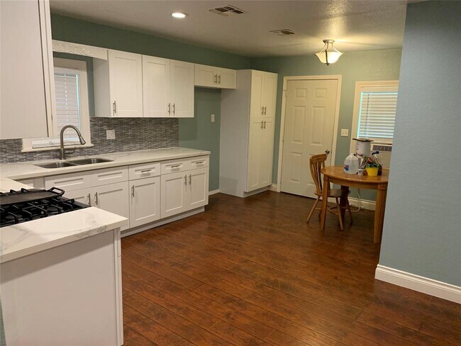 Foto del edificio - 122 W Emily Ave