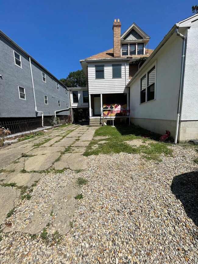 Foto del edificio - Large Brick 7 bedroom home.