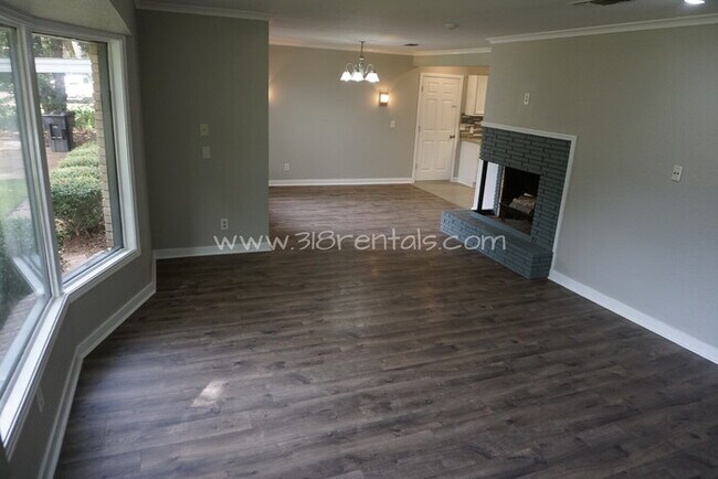 Building Photo - 4747 Crescent Dr