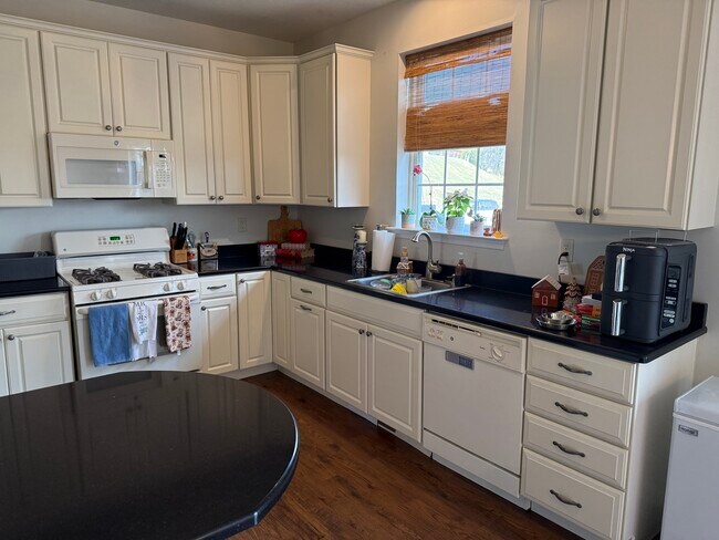 Foto del edificio - 423 Marion Rd