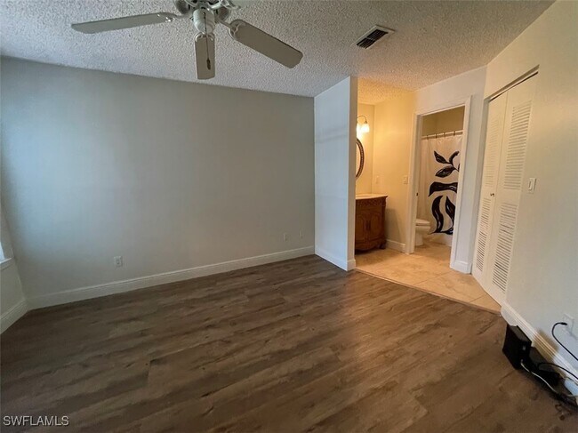 Building Photo - 2585 Grassy Point Dr