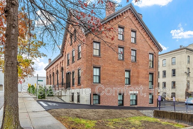 Building Photo - 205 Summer St