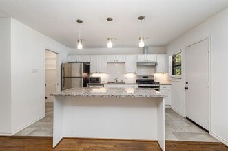 Building Photo - 6435 Ravendale Ln