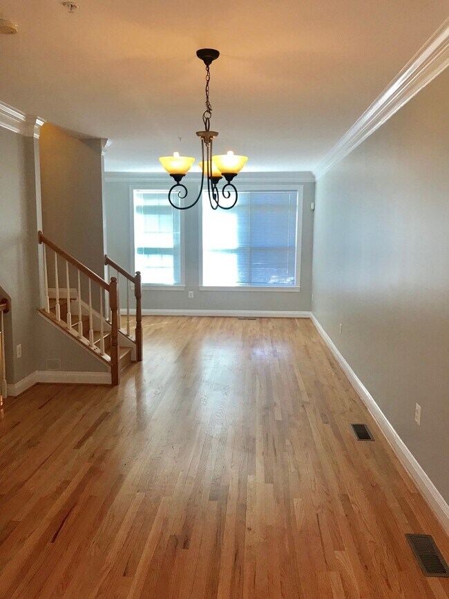 Building Photo - 4 Story Arlington Home / With Garage Parking in Stellar Location!