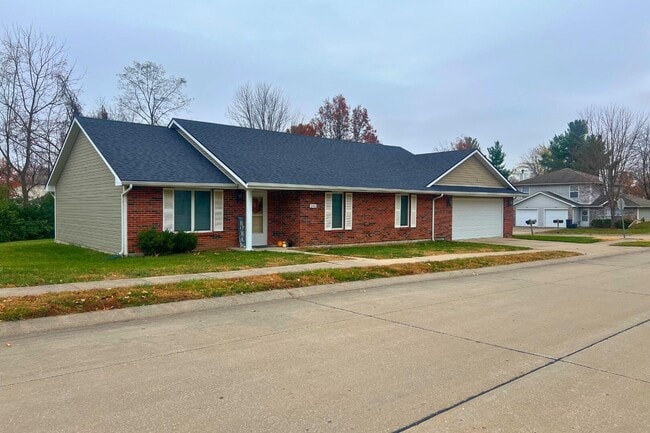 Building Photo - 2402 Garden Dr