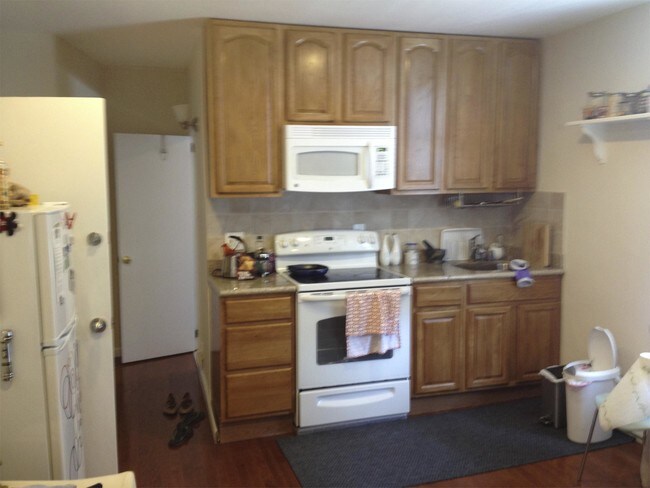 Building Photo - 121 Sumac St