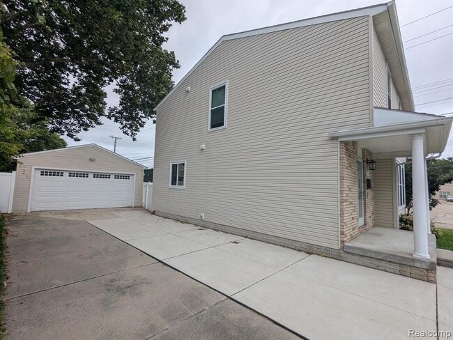 Building Photo - 1834 Almont St