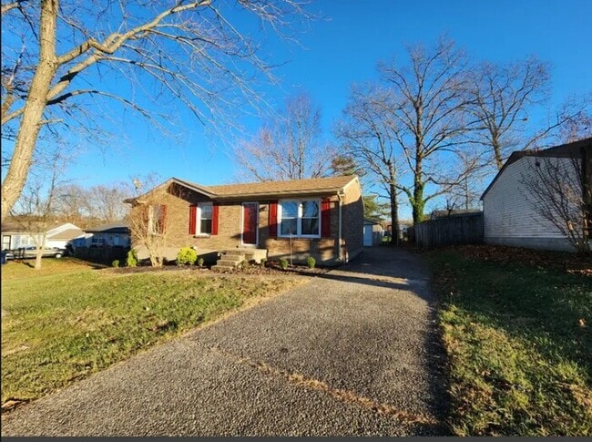 Building Photo - A cozy 3 bedroom, one bathroom house!