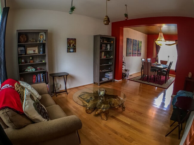 Foto del edificio - Large 4BR plus office, 3.5 BA,  2-car garage