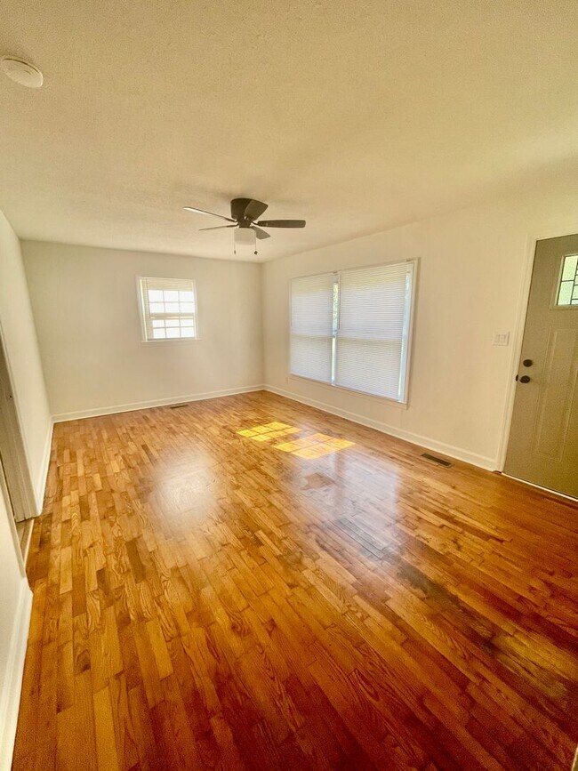 Foto del edificio - Newly renovated  3 bedroom 1 bath brick ranch home sitting on a large lot and on a quiet street i...