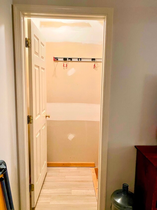 Rellano al sótano sin terminar - 24 Sandstone Ct