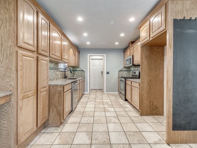 Building Photo - 3900 Hiddleston Cir