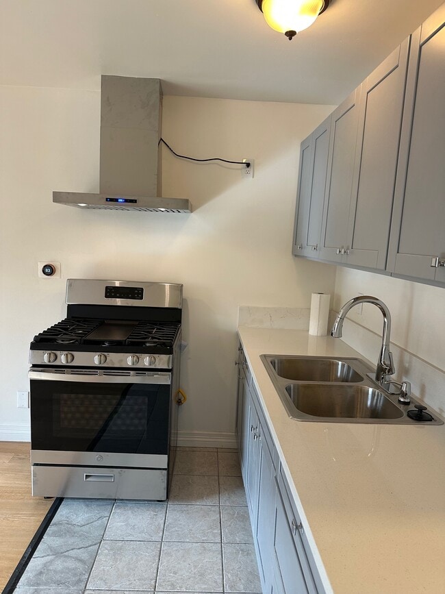 Kitchen - 2406 Florencita Ave