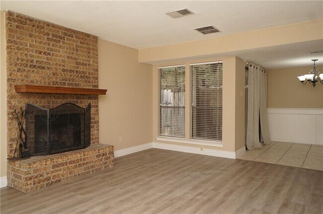 Foto del edificio - 6525 Hart Ln