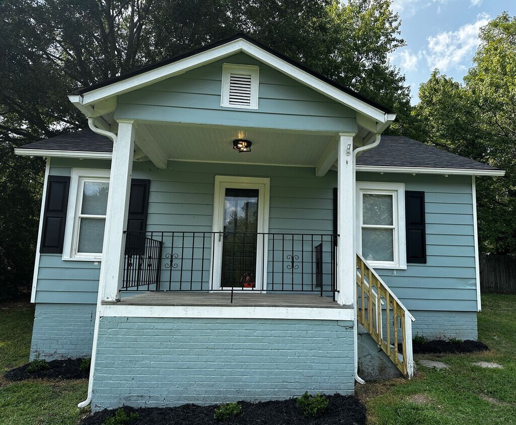 Primary Photo - Renovated Bungalow in central High Point L...