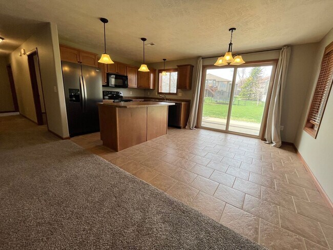 Building Photo - Ground Floor 2 Bed Condo with Attached Garage!