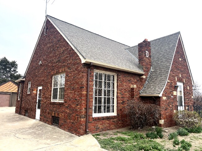 Building Photo - 1734 E Lewis Cir