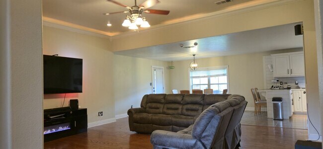 Building Photo - Spacious 4BR House in Leesville