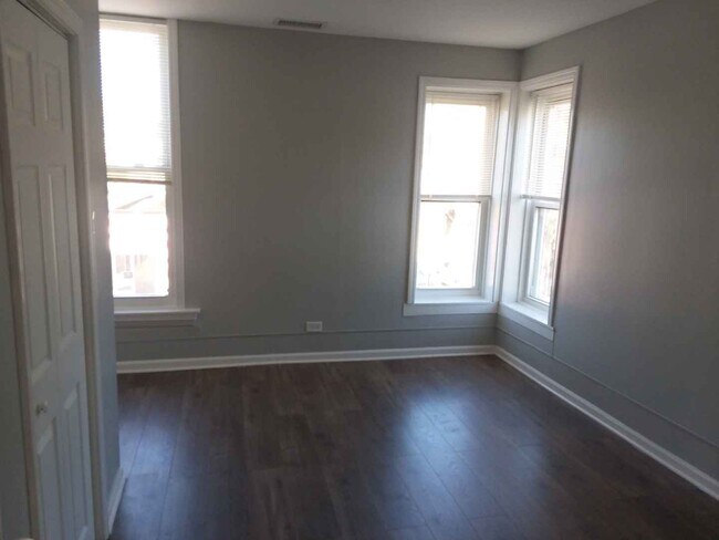 Foto del edificio - 2947 W Armitage Ave