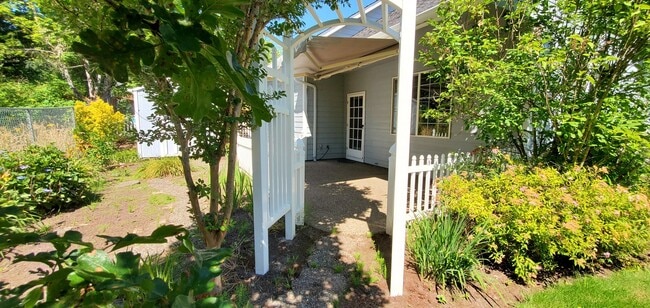 Building Photo - Large 4 Bedroom Home in West Salem