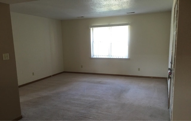 Building Photo - 2 Bedroom Apartment on Second Floor