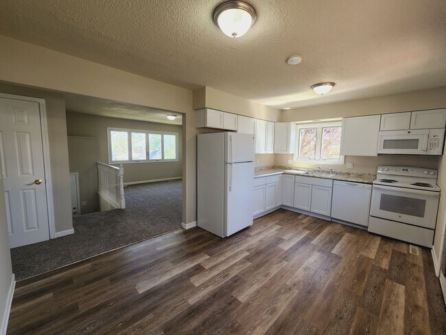 Building Photo - 3 Bedroom 2 Bath Home Available in Knoxville