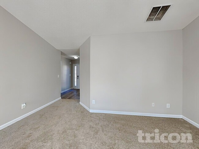 Foto del edificio - 208 Ravenwood Ct