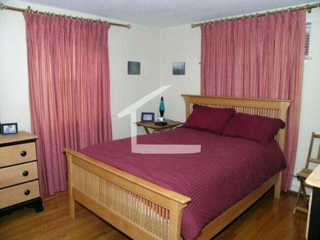 Building Photo - Great 1 bed very close to T