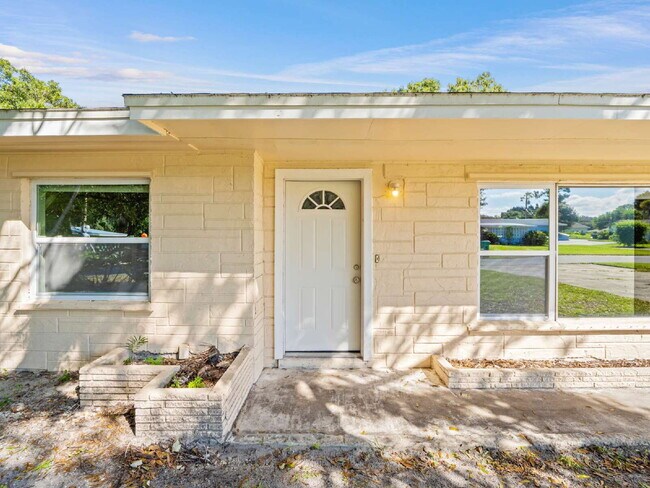 Foto del edificio - 3-bedroom, 2-bathroom pool home