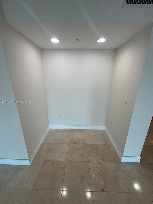 Building Photo - 20201 E Country Club Dr