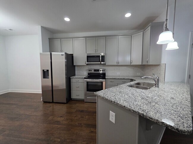 Foto del edificio - 3-Bedroom Townhome with Bonus Room & Resort-Style Amenities -No Pets