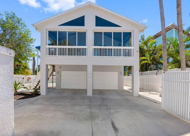 Foto del edificio - Steps to One of the Finest Beaches – Spaci...